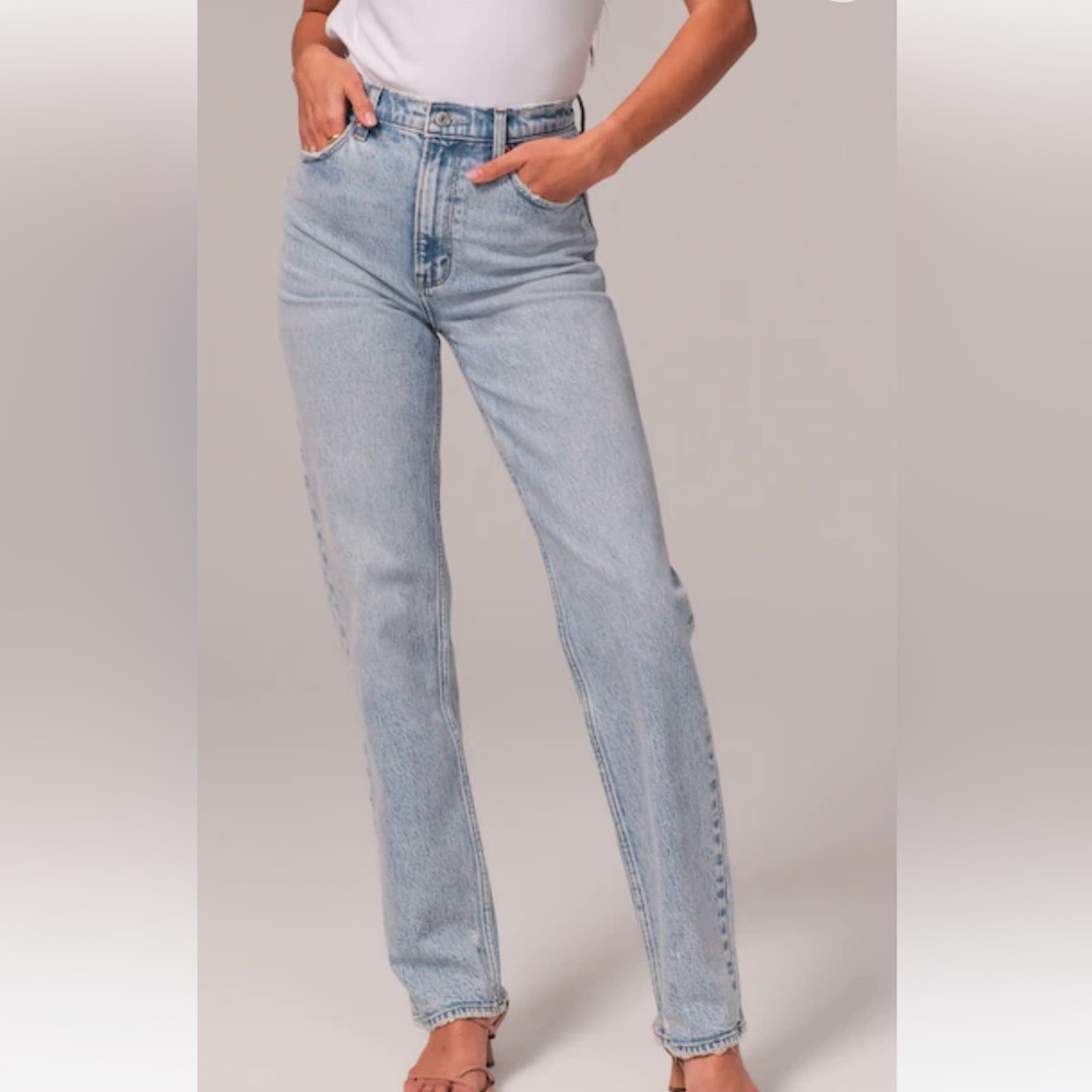 Abercrombie Curve Love Ultra High Rise 90s Straight Jean Size 29 Light Wash